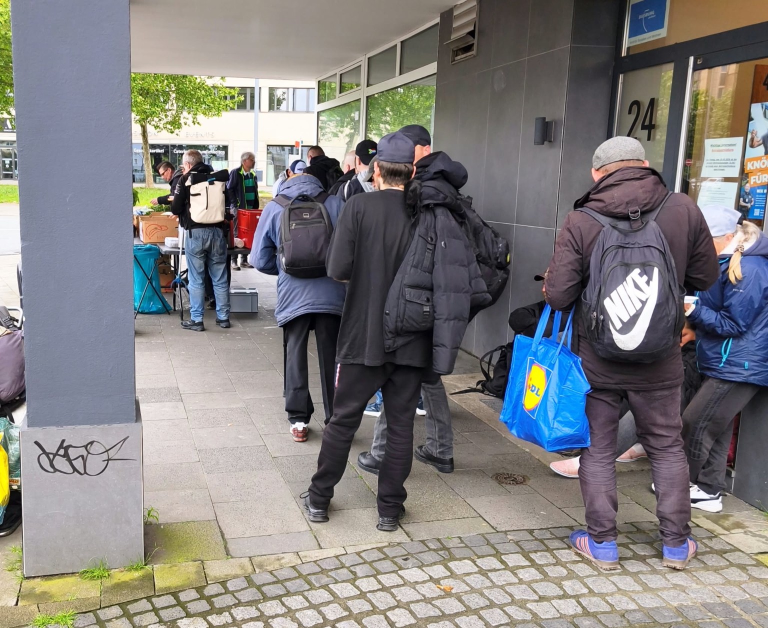 Menschen bei der Essensausgabe